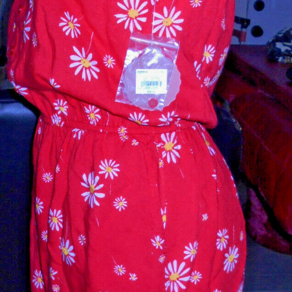 SO RED FLORAL ROMPER.‎ SIZE XS 100% RAYON - Picture 3 of 7